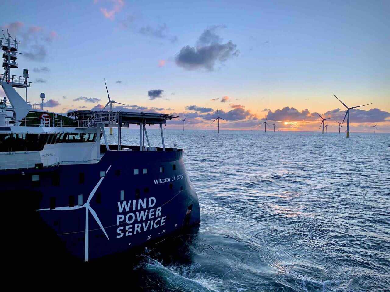 Service operation vessel in an operating offshore wind farm